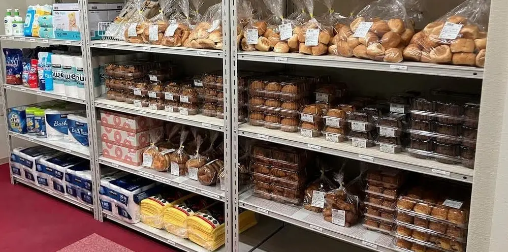 兵庫県加古川町のコストコ再販店C-STOREのパンの小分けの様子
