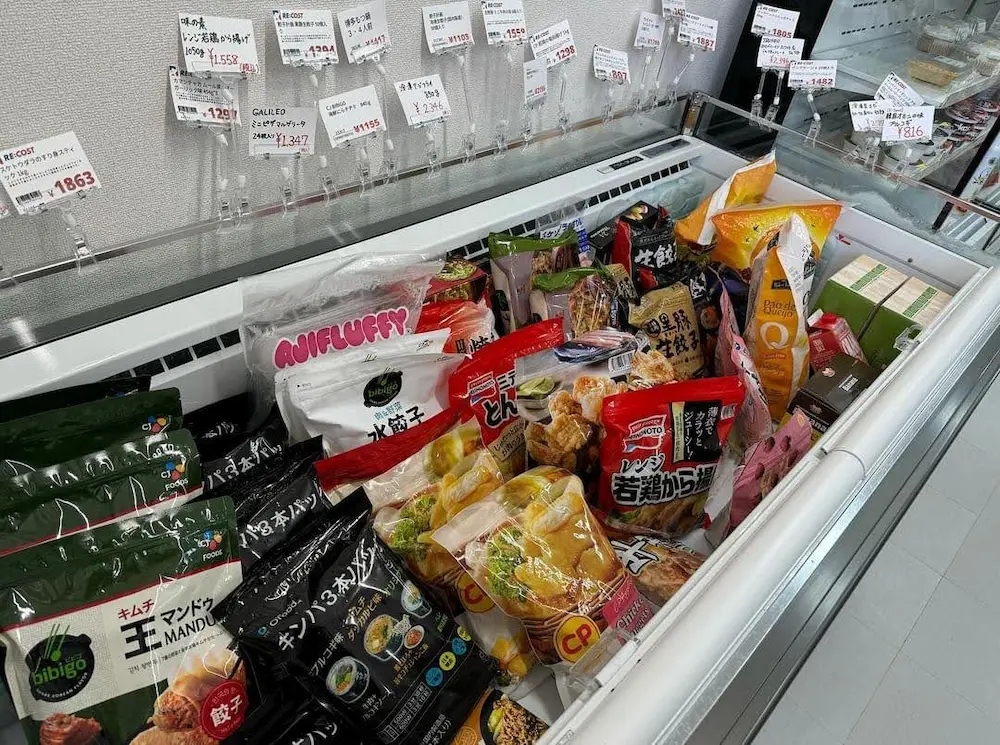 奈良県のコストコ再販店リコスト奈良橿原店の冷凍食品の品揃えの様子