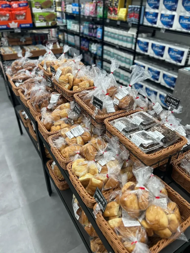 徳島県のコストコ再販店チョコスマーケットのパンの小分け販売の様子