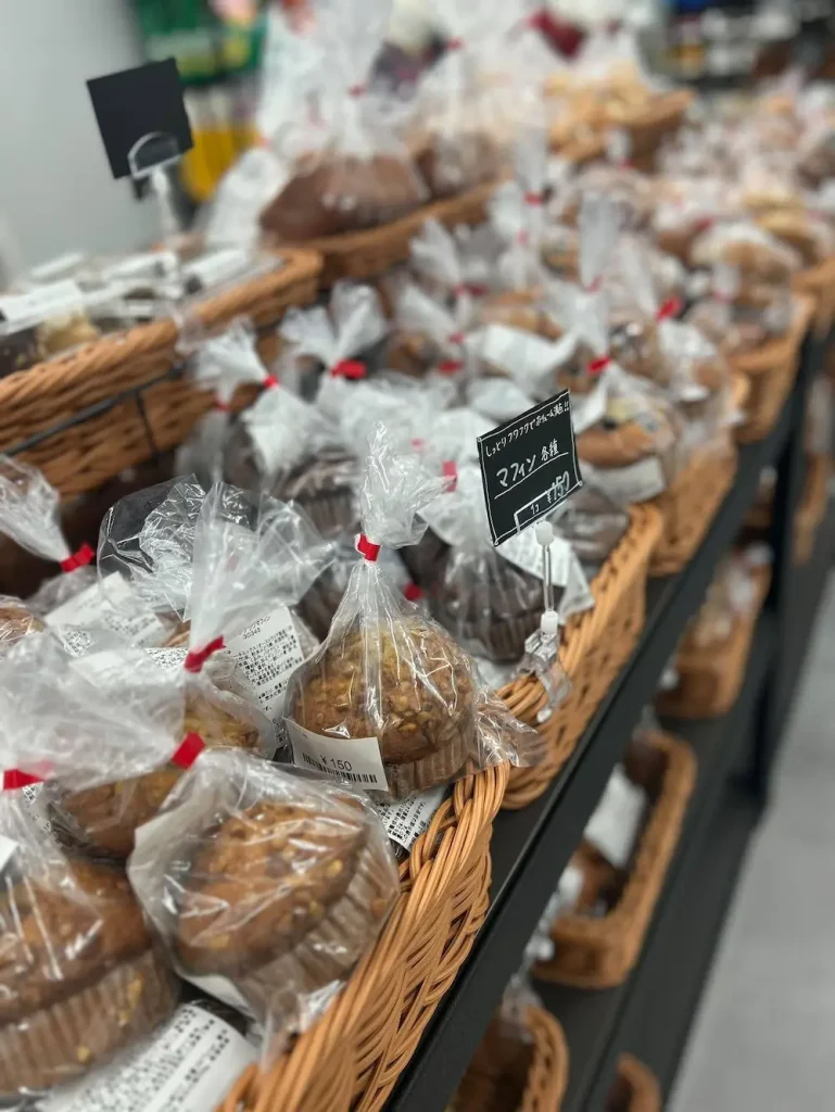 徳島県のコストコ再販店チョコスマーケットのパンの小分け販売の様子