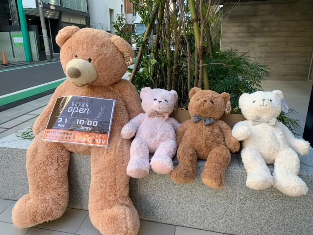 東京都世田谷のコストコ再販店Les Costyのオープン日をお知らせするクマのお人形さん