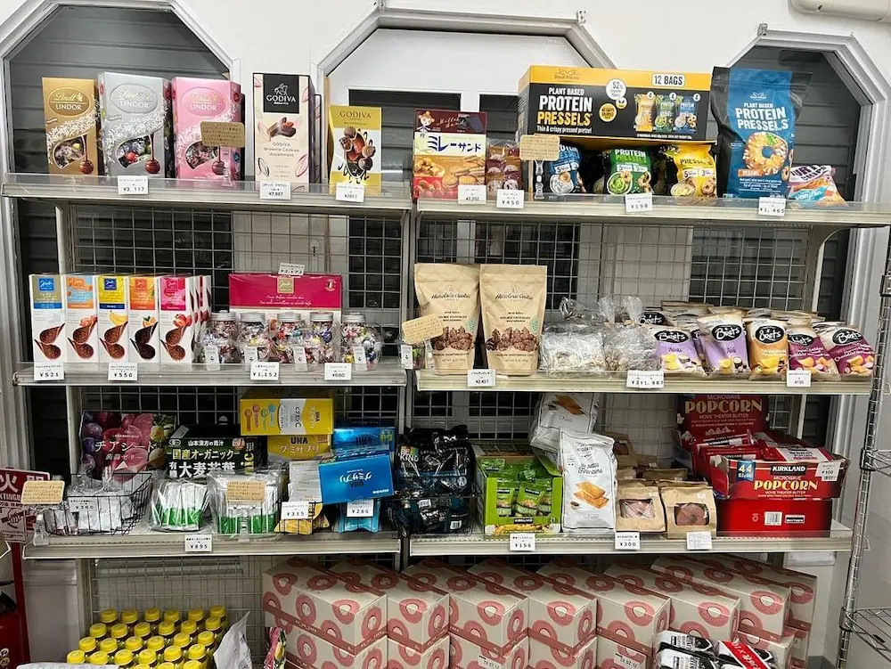 奈良県生駒市のコストコ再販店COCO STOREのお菓子の品揃えの様子