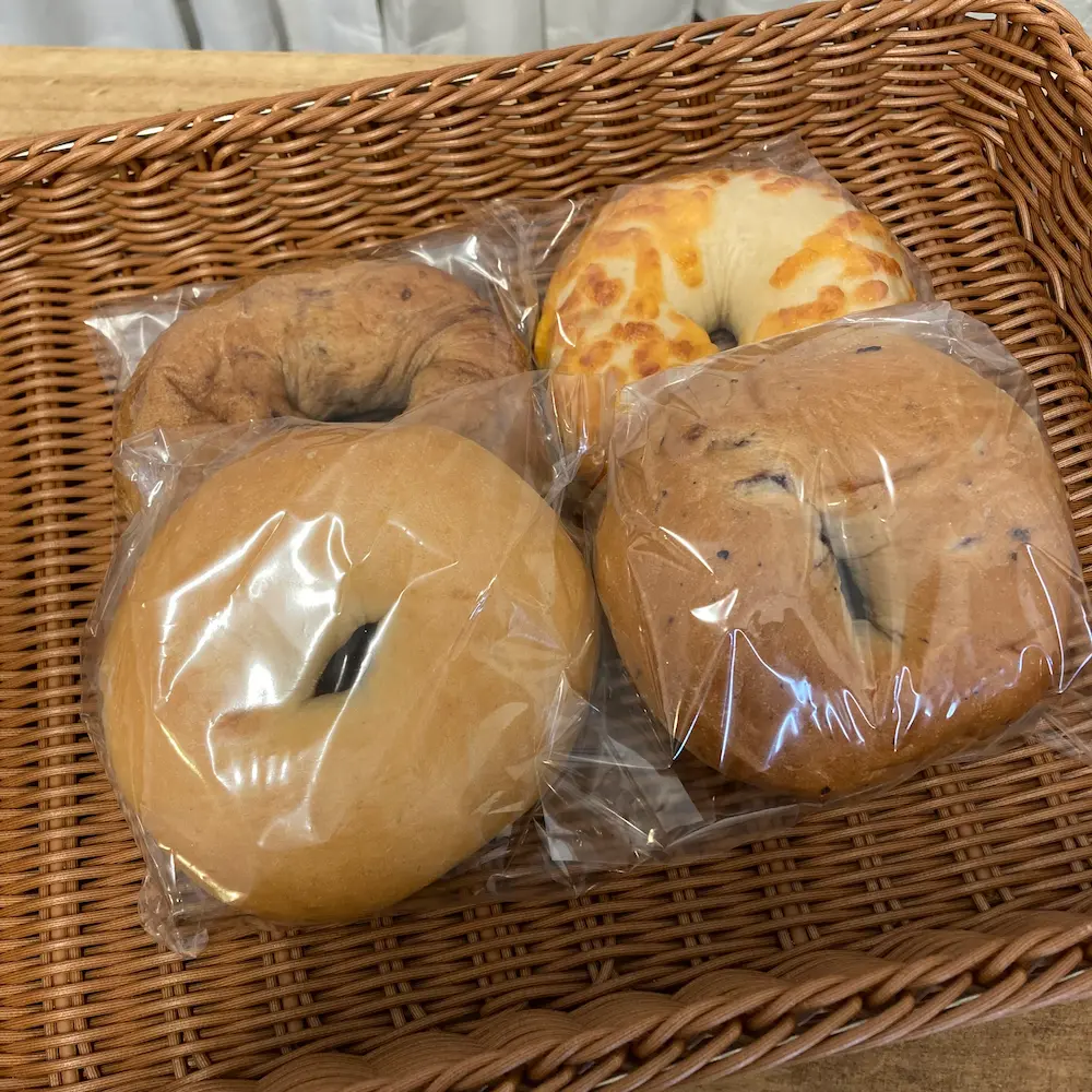 東京都練馬区のパンに特化したコストコ再販店コストマートベーカリーの小分けの様子