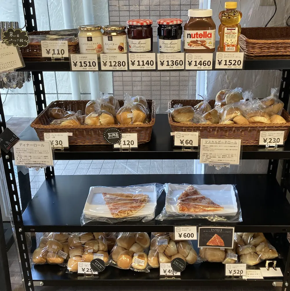 東京都練馬区のパンに特化したコストコ再販店コストマートベーカリーの品揃えの様子