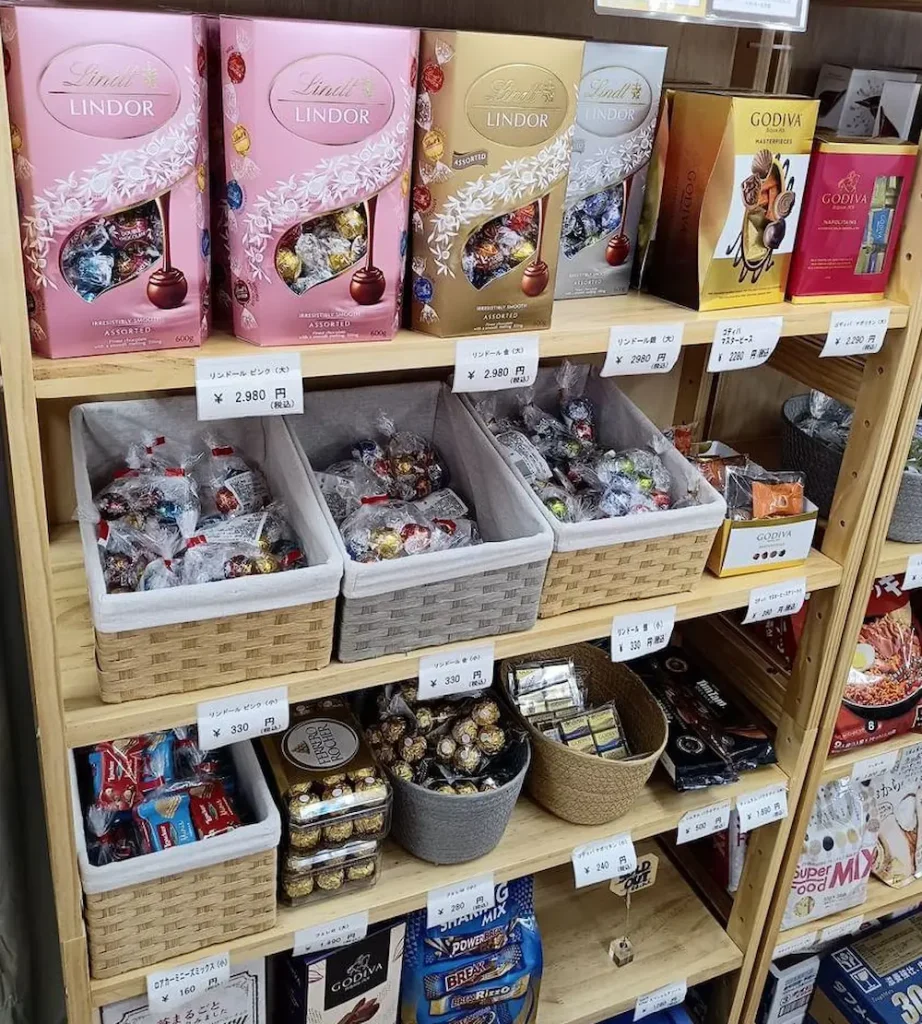 宮城県仙台市のコストコ再販店CHOCOTT富沢のお菓子の小分けの様子