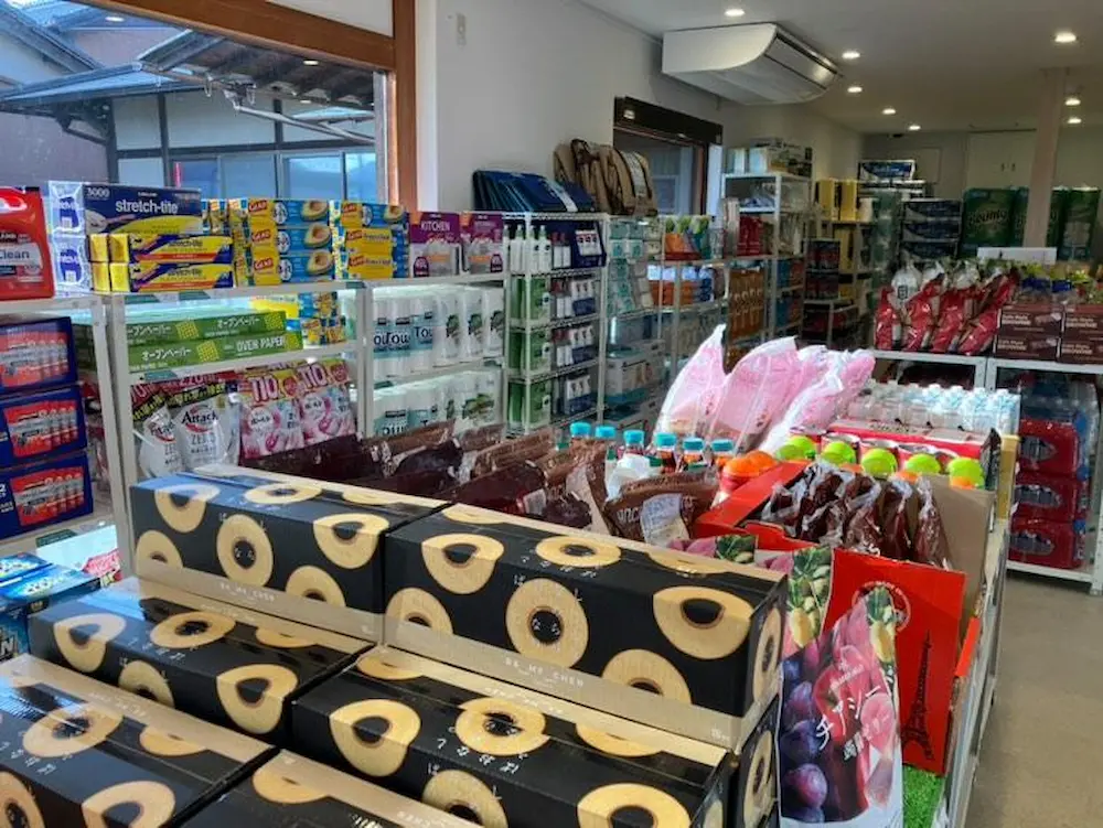 三重県四日市市のコストコ再販店エマウマーケットの食品の品揃えの様子