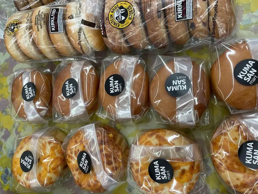 山形県のコストコ再販店 KUMASAN martのパンの小分けの様子