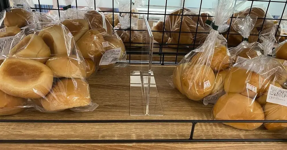 滋賀県大津市におの浜のコストコ再販店Smile Costのパンの品揃えの様子