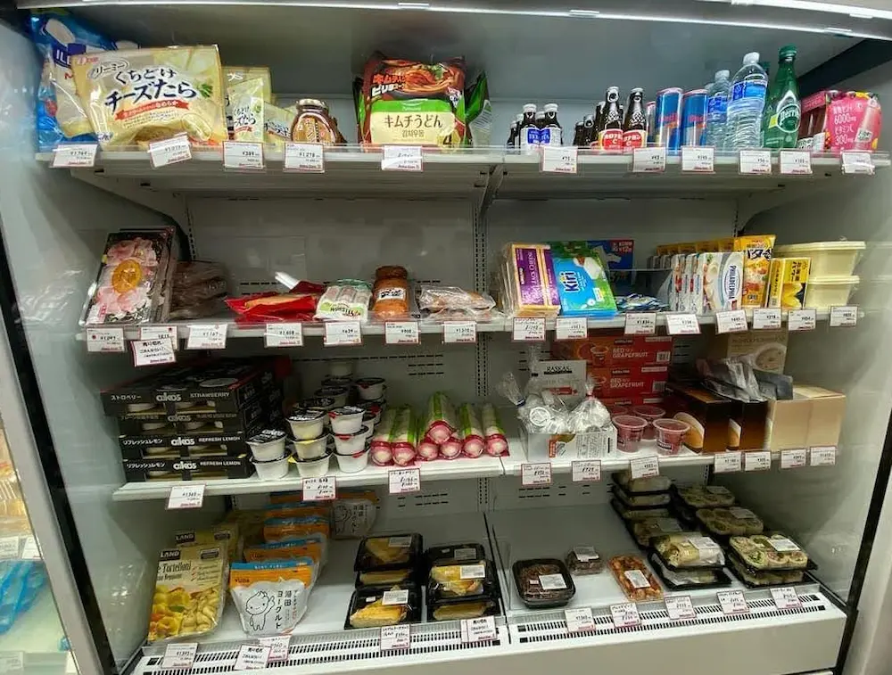 滋賀県大津市におの浜のコストコ再販店Smile Costの冷蔵品の品揃えの様子