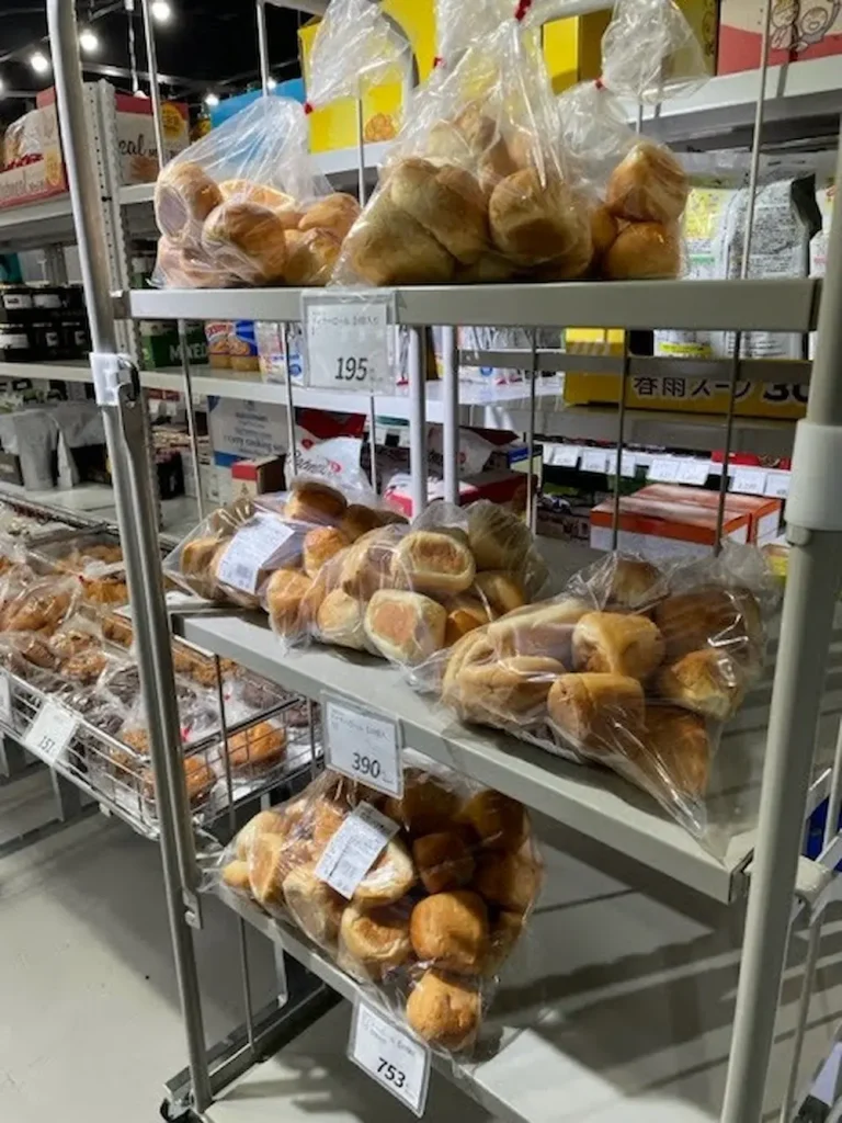 東京都羽村市小作のコストコ再販店コストラボのパンの品揃え