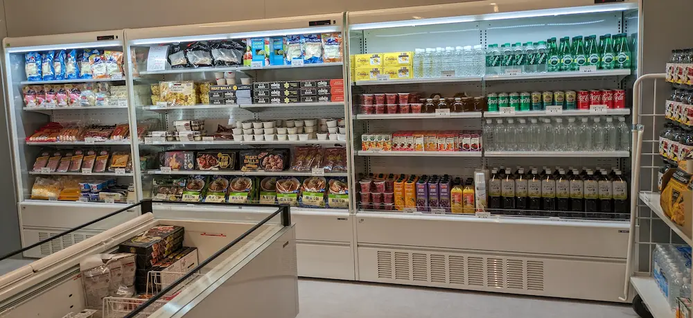 埼玉県川口市のコストコ再販店Cosmall（コスモール）の店内の冷蔵品の品揃えの様子