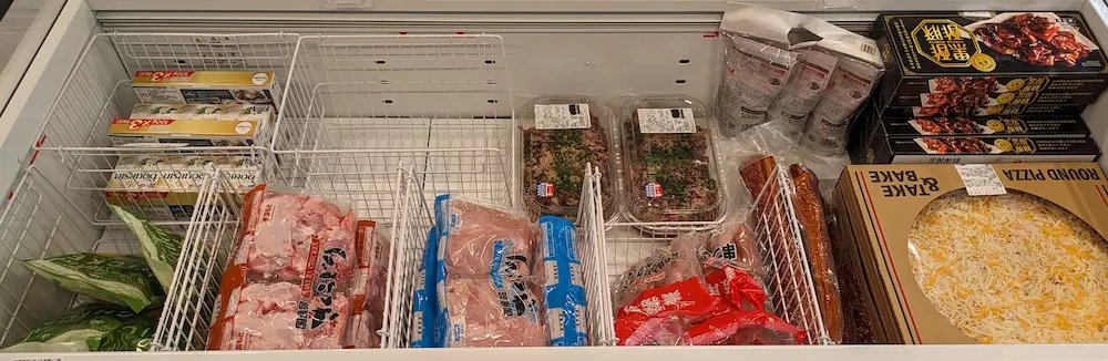 埼玉県川口市のコストコ再販店Cosmall（コスモール）の店内の冷蔵品の品揃えの様子