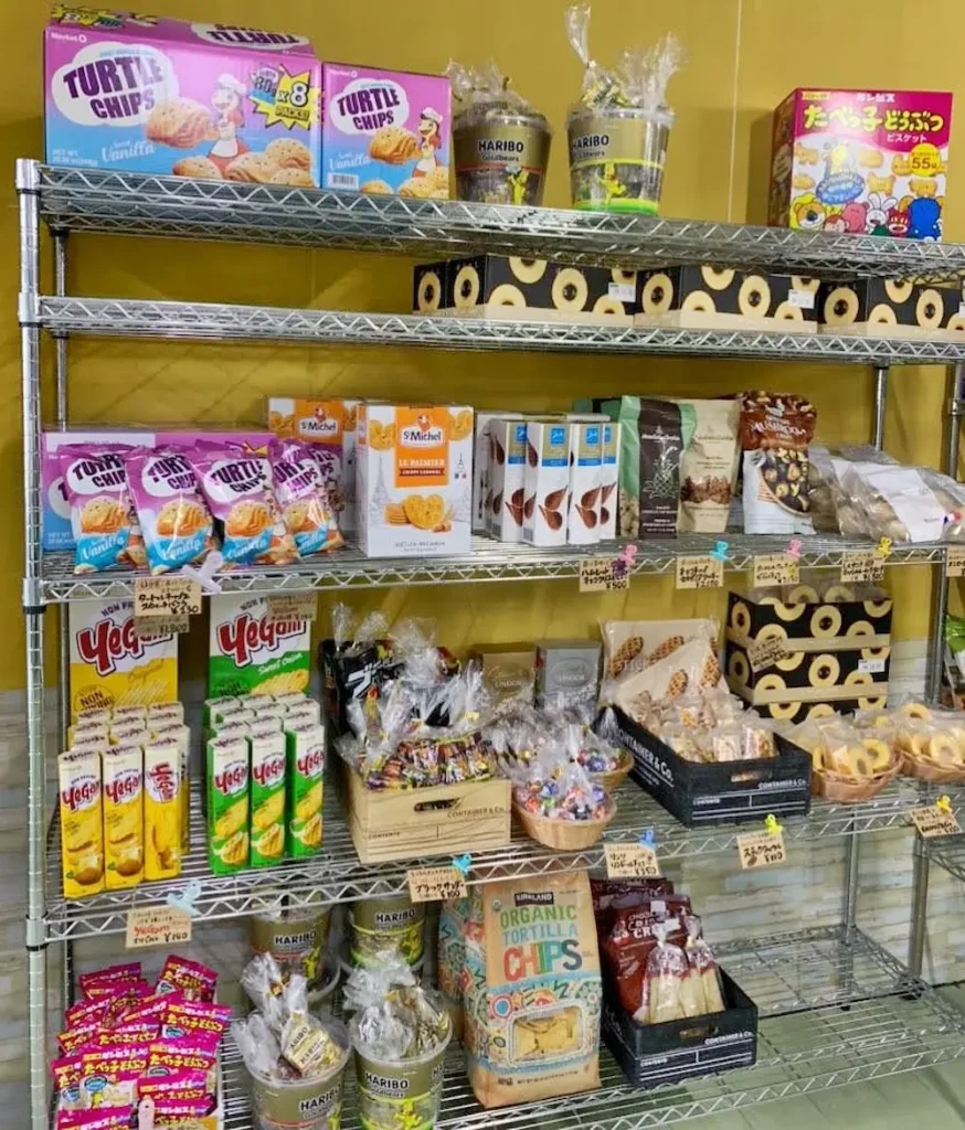 広島県呉市広本町のコストコ再販店CosHALo（コスハロ）の食品の品揃えの様子