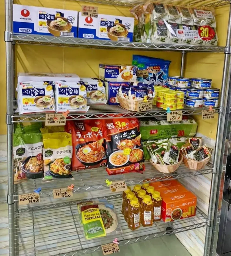 広島県呉市広本町のコストコ再販店CosHALo（コスハロ）の食品の品揃えの様子