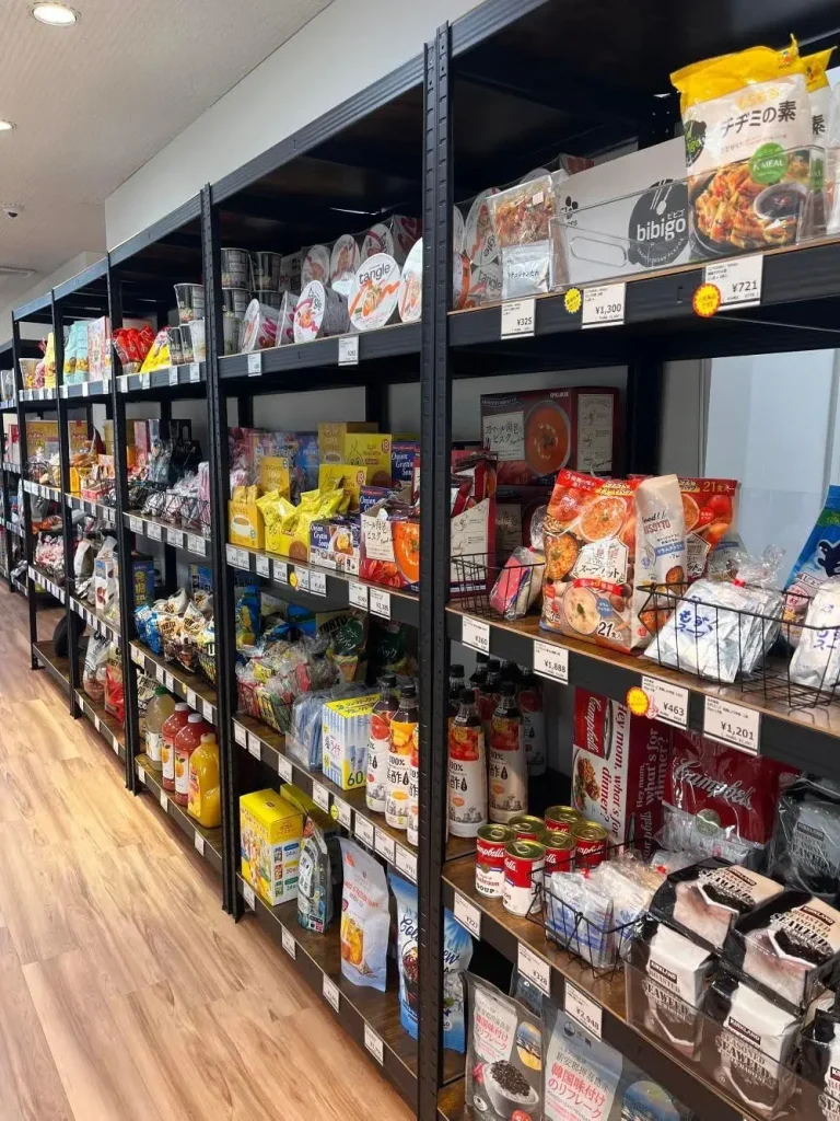 京都府京都市下京区四条通のコストコ再販店コスマート京都の常温食品の品揃え