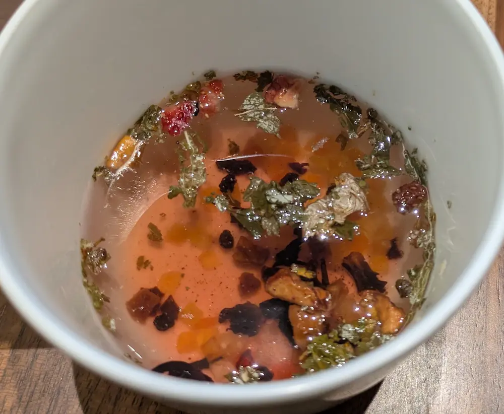 食べられるフルーツハーブティにお湯を注いだ様子